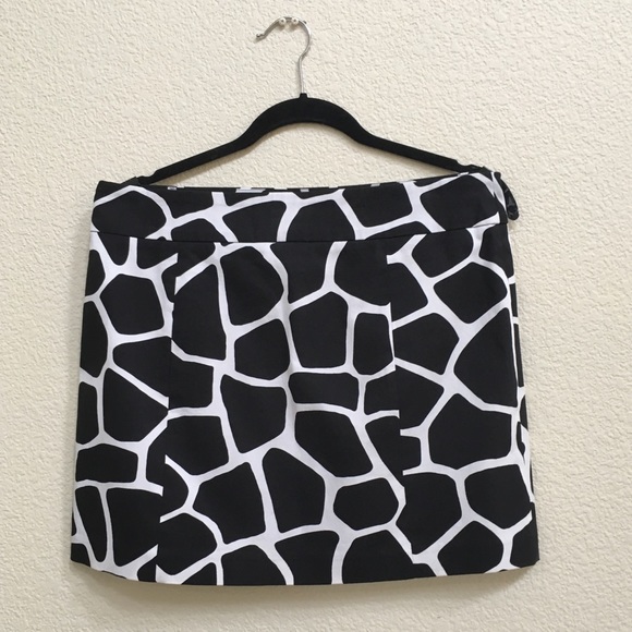Michael Kors Black and White Giraffe Print Mini Cotton Skirt Gold Zippers 8P - Picture 2 of 6